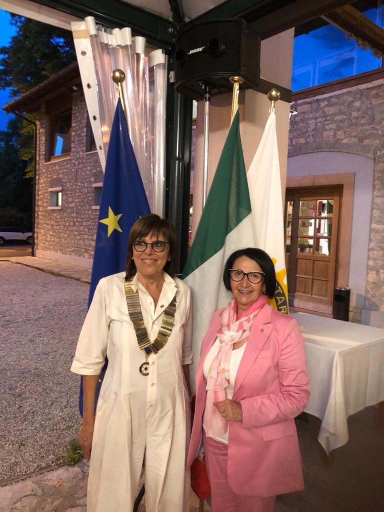 Il momento del passaggio delle consegne. Da sinistra il past president Mariachiara Santin consegna il collare alla nuova presidente Patrizia Pedone.