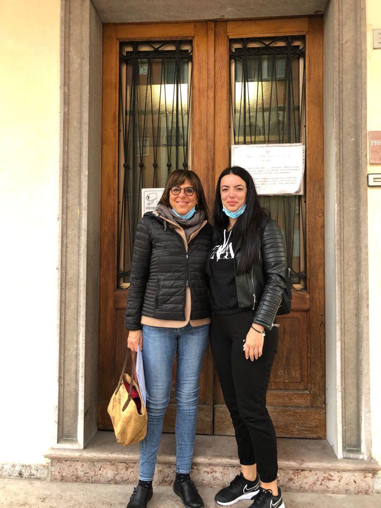Mariagrazia Santin e Jonalda davanti alla Prefettura di Belluno