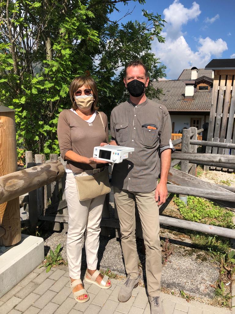 Da sinistra la past presidente Santin consegna al presidente Troi il dispositivo per la Casa di riposo “Villa San Giuseppe” di Livinallongo del Col di Lana.